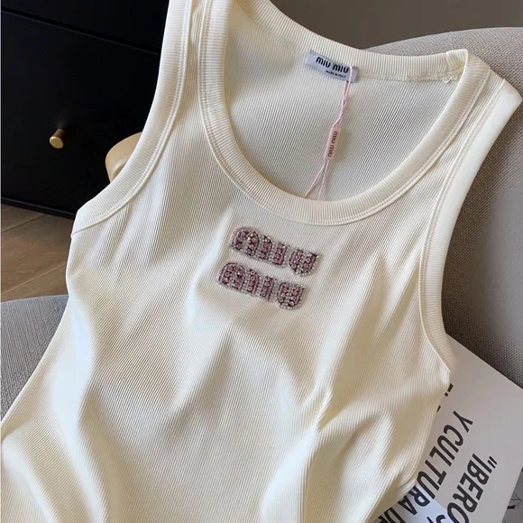 Miu Miu's cream vest - Picture 3 of 5